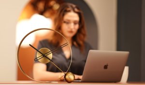 Designové stolní hodiny Endless brushed gold/black 32cm