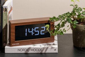 Stolní digitální budík KA5899DW Karlsson 25cm
