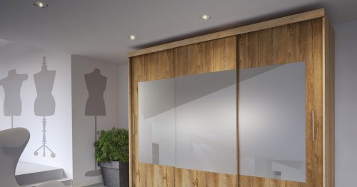 Jak poznat moderní a praktickou šatní skříň? 6 tipů pro váš domov