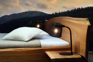 Designová masivní postel ELBA s úložným prostorem