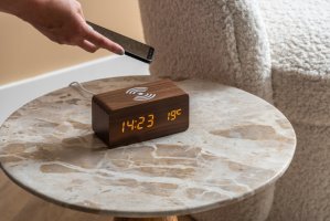 LED budík - hodiny 5933DW Karlsson s nabíjením 15cm