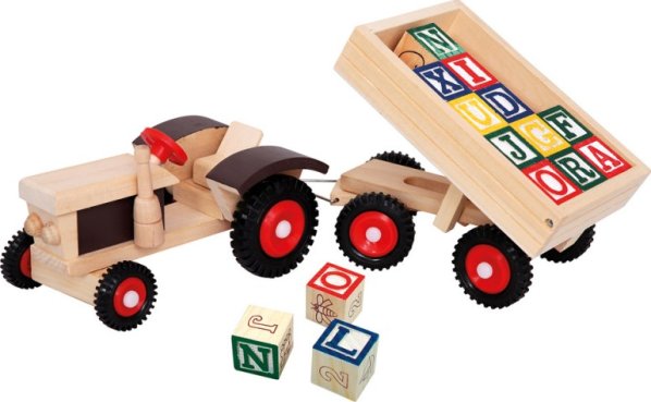 Traktor s gumovými koly a vlekem